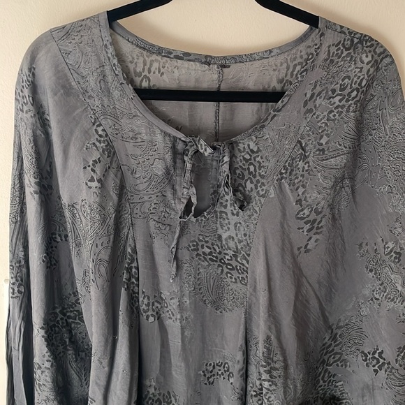 100% Silk Made in Italy Blouse Tunic Dolman Sleeve Dark Grey Animal Print M - Picture 2 of 6
